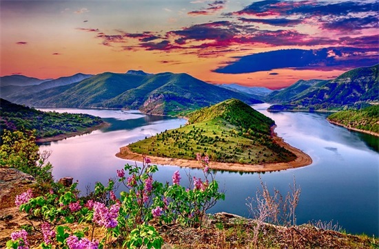 关于趁年轻出去走走的句子